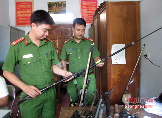 Công an kiểm tra vũ khí người dân giao nộp.