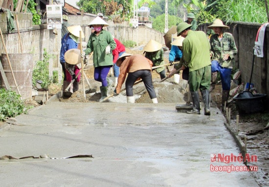 Bê tông hóa đường nông thôn ở xã Nghĩa Minh, huyện Nghĩa Đàn