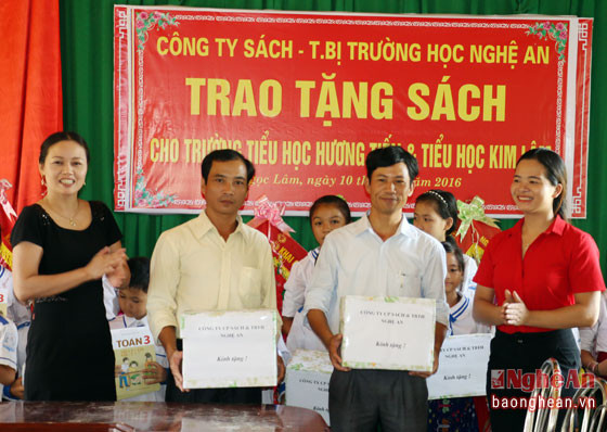 Lãnh đạo Phòng Giáo dục và Công ty Sách và thiết bị trường học tặng sách cho hiệu trưởng nhà trường