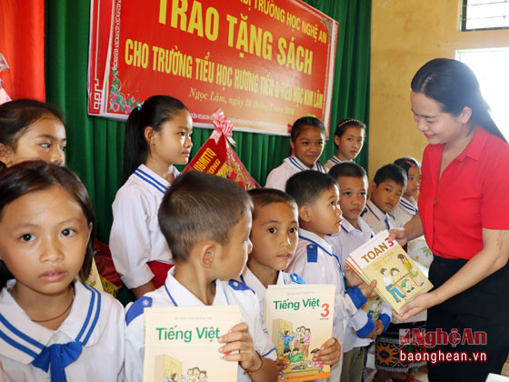 Tặng sách giáo khoa cho học sinh nghèo Trường Tiểu học Hương Tiến