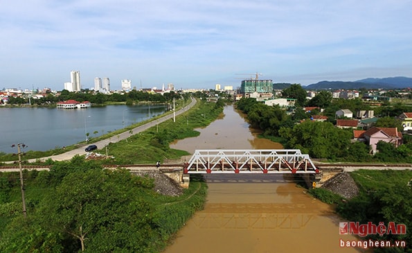 Đoạn khởi đầu ở thành Vinh, con sông chảy vào địa phận phường cửa Nam.