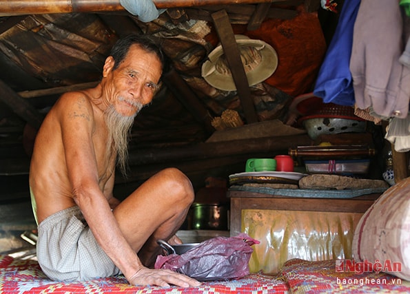 Một ông lão vạn chài quê ở Diễn Châu. Cuộc đời ông gắn liền với dòng sông Vinh.