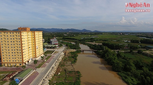 Hai bên con sông đã được làm đường dân sinh. Cơ sở hạ tầng đang được đầu tư trong nhiều năm qua.