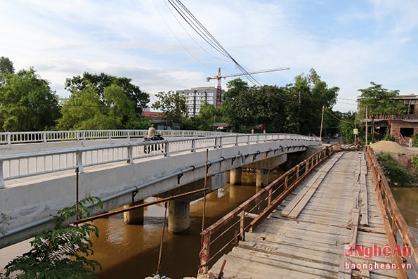 Những chiếc cầu mới được xây dựng liên tiếp dọc con sông để nối liền địa phận Hưng Nguyên với thành Vinh.