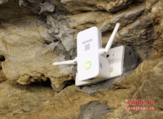 Trong hang được chủ quán lắp đặt các hệ thống điện và mạng wifi để khách có thể thoải mãi lướt web.