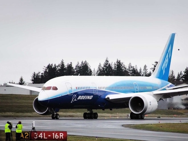 Boeing 787-8 Dreamliner là phi cơ được giới siêu giàu ưa chuộng nhờ diện tích sàn lên tới 222 mét vuông, có khả năng bay liên tục 17 tiếng, đủ để đưa hành khách tới bất kỳ đâu trên thế giới. Giá của phi cơ là 224,6 triệu USD và thêm 100 triệu USD nếu người mua có các yêu cầu đặc biệt. Ảnh: Wikimedia Commons.