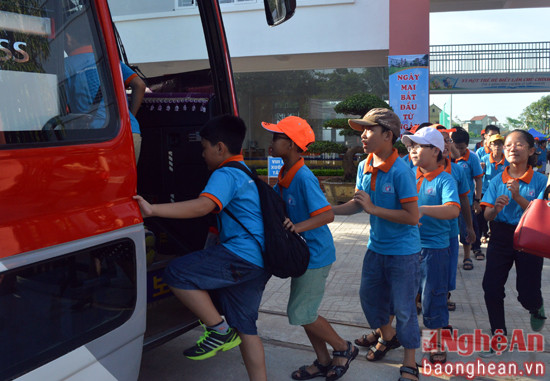 Đúng 7h chuyến xe khởi hành đưa các em đến với một địa chỉ nhân đạo ở xã Thọ Thành, huyện Yên Thành. 