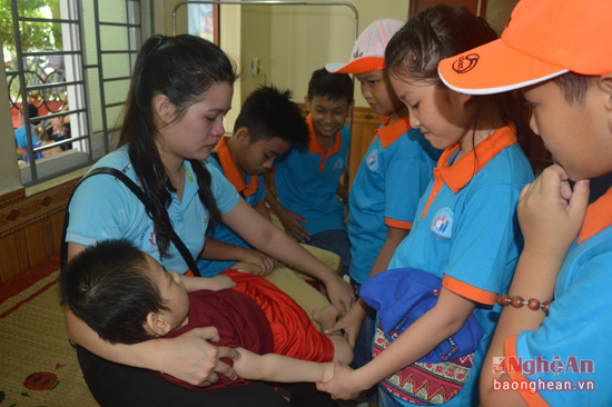 Cô giáo Nhung thì không cầm nổi nước mắt ngay từ khi đặt chân đến phòng chăm sóc đặc biệt. Cô còn hướng dẫn các em xoa bóp, nắn tay, nắn chân các em. 