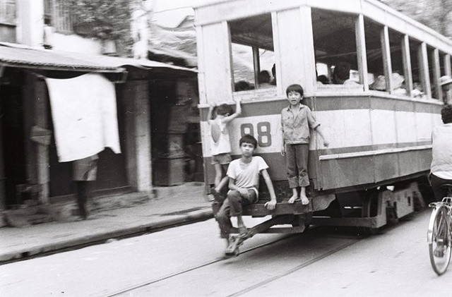 Ảnh một đường tàu điện cắt ngang phố. Đây là một trong những phương tiện giao thông quan trọng trên đường phố Hà Nội xưa. Đến đầu thập kỷ 1990, các tuyến xe điện lần lượt ngừng hoạt động. Nhưng tiếng chuông leng keng của tàu điện đã đi vào tâm thức của nhiều người. 
