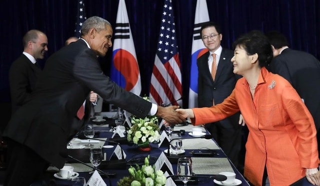 Ông Barack Obama và bà Park Geun-hye gặp nhau tại Lào hôm 6/9. Ảnh: AP.