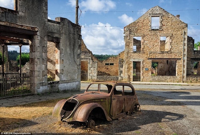 Ngôi làng Oradour-sur-Glane ở Pháp bị phá hủy năm 1944 và trở thành khu tưởng niệm sau chiến tranh thế giới thứ hai.