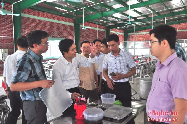 Đồng chí Lê Ngọc Hoa trao đổi với lãnh đạo doanh nghiệp may xuất khẩu Ventrue (Thanh Chương) về chất lượng bữa ăn cho người lao động.