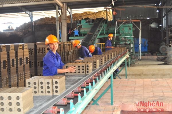 Sản xuất ở Nhà máy gạch Tân Kỳ.