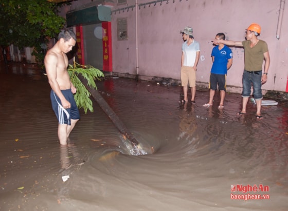 Thậm chí, họ còn lật cả nắp hố ga trên đường để cho nước thoát.