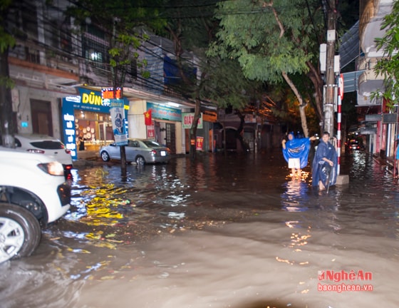 9 Những người dân trên đường Ngư Hải chặn không cho các các phương tiện giao thông vào chỗ nước sâu đồng thời chỉ dẫn đi đường khác ít ngập hơn