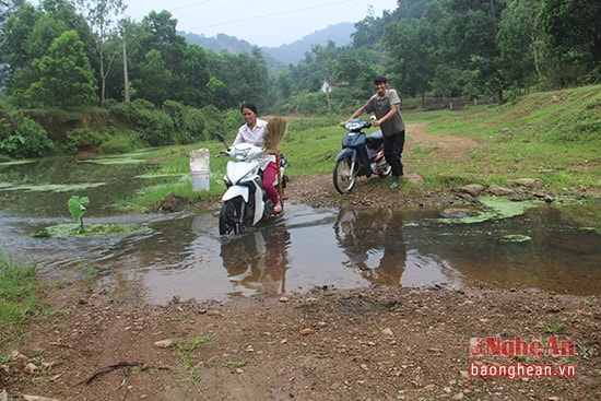 Người dân xóm 10 nam Lộc qua khe 