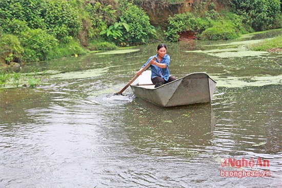 Mùa mưa lũ nước dâng cao, người dân phải dùng xuồng để chèo qua khe. 