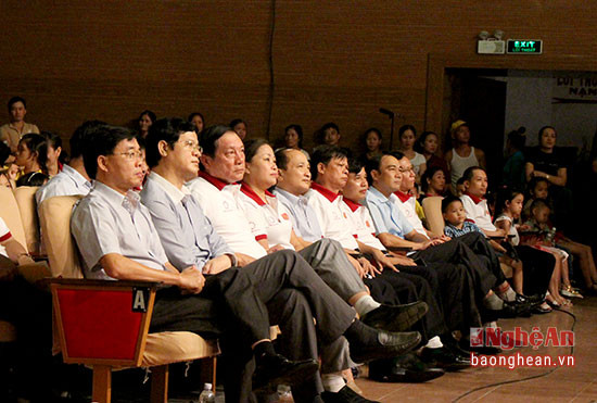 Các đại biểu tham dự chương trình.