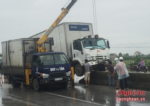 (Baonghean.vn) - Chiếc xe đưa thư báo đang lưu thông trên quốc lộ 1A thì bất ngờ leo lên dải phân cách cứng.