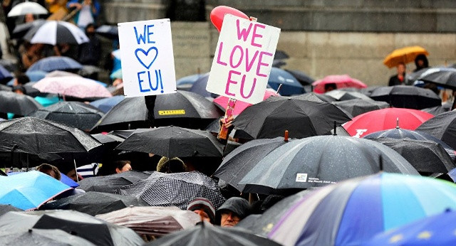 Những người Anh vẫn còn vương vấn EU chắc chắn sẽ thất vọng với những quy định siết chặt mới của khối này. Ảnh: Reuters.