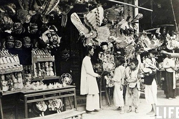 Theo phong tục người Việt, vào dịp Tết Trung Thu, người lớn ngoài việc bày cổ để mừng trung thu còn mua hoặc làm đủ thứ lồng đèn thắp bằng nến để treo trong nhà. 