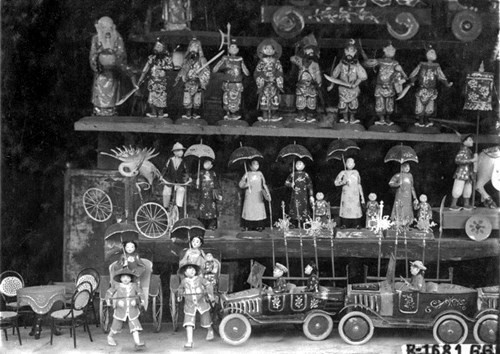 Những đèn kéo quân, đầu sư tử, Lã Vọng, mặt nạ... được bày bán mọi nơi, hòa cùng không khí nhộn nhịp tấp nập kẻ mua người bán trên mỗi khu phố. 