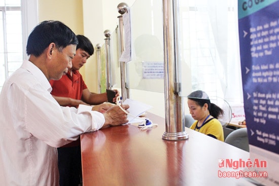 Giao dịch một cửa tại Chi cục thuế Nam đàn - Ảnh: C. L