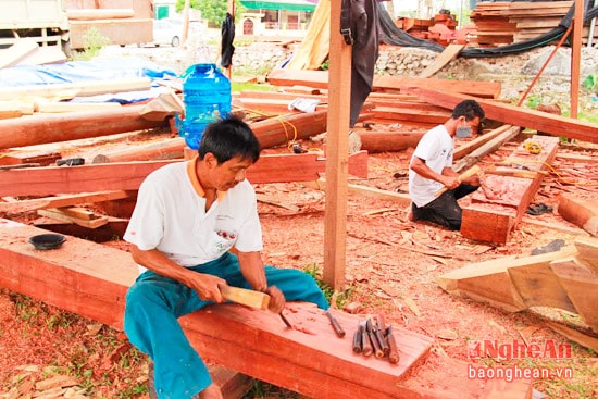 Nghề mộc tại công ty TNHH Dũng Toàn, Vĩnh Thành - Ảnh: V.T