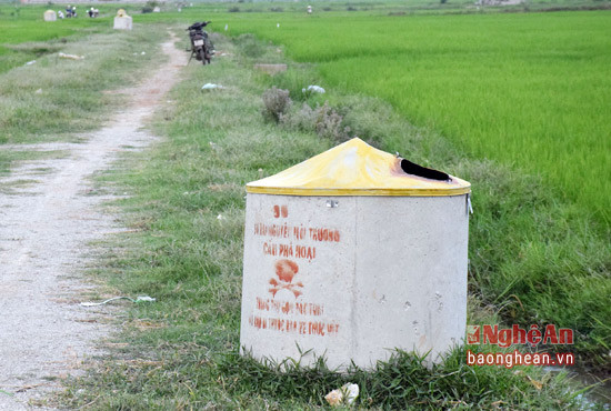 Một chiếc thùng thu gom rác thải thuốc BVTV được đặt trên cánh đồng của xã Bắc Thành, huyện Yên Thành