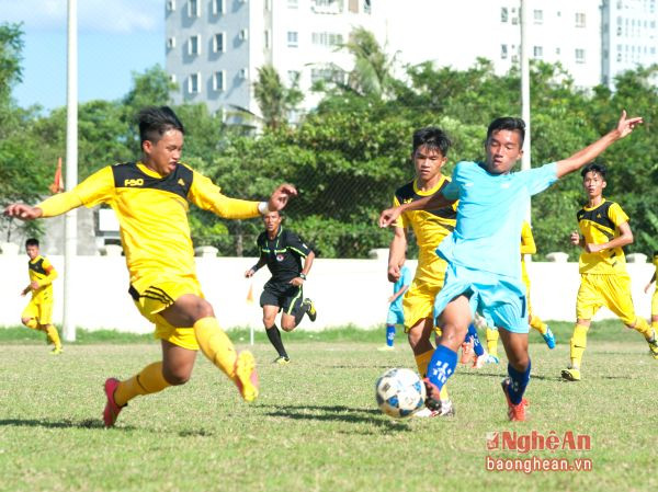 Đội bóng đá THPT nam Nghệ An (áo sáng) thi đấu tại HKPĐ toàn quốc 2016.