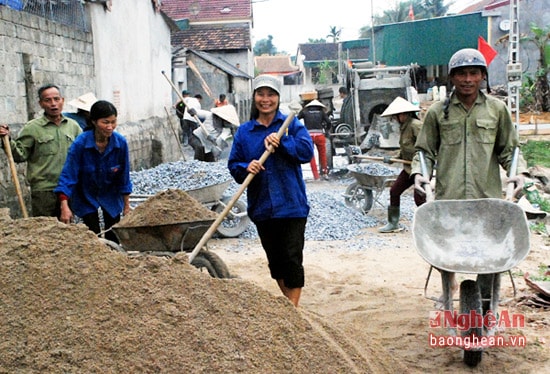 Người dân thôn Tân Hà, xã Võ Liệt làm đường giao thông nông thôn mới.