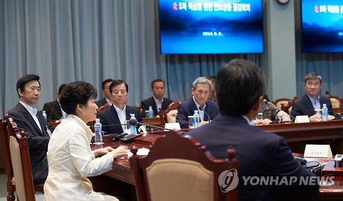 Bà Park Geun-hye đã họp khẩn với các quan chức ngoại giao và quốc phòng trước khi họp với lãnh đạo các đảng đối lập (Yonhap)
