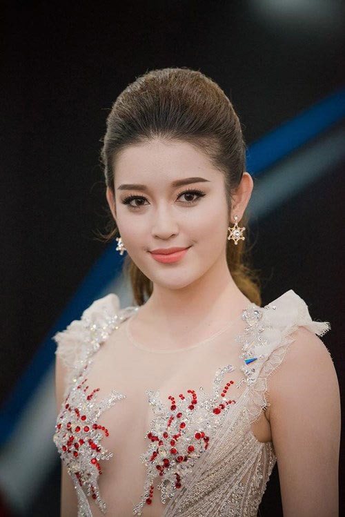 Váy xuyên thấu ấn tượng của Huyền My.