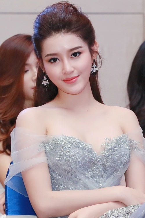 Váy xuyên thấu giúp Huyền My lộng lẫy nhu nữ thần.