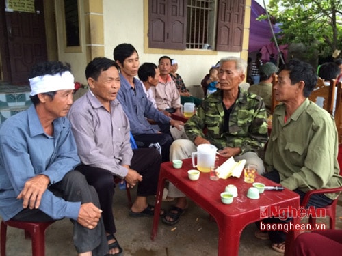 Gia đình và họ tộc tiến hành mai táng theo phong tục địa phương