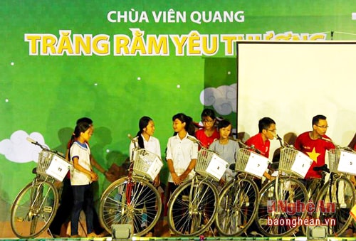 Trao 10 xe đạp cho các em học sinh nghèo vượt khó