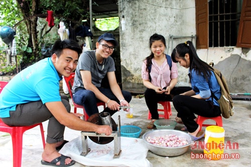  Nhiều bạn sinh viên đại học Vinh thuộc Câu Lạc bộ Âm nhạc Thành Vinh cũng đến tham gia thiện nguyện.