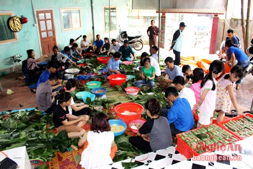 Ngoài thành viên của Hội thiện nguyện Thanh Chương còn có lực lượng đoàn viên, thanh niên và người dân của thị trấn Dùng, các xã Đồng Văn, thanh Phong, Thanh Hưng, Thanh Lĩnh… cũng tham gia gói bánh.