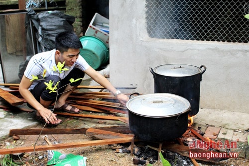 Có hẳn “bộ phận hậu cần” lo nấu ăn cho lực lượng gói bánh hơn 50 người