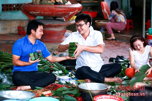  Nhiều cán bộ Huyện đoàn Thanh Chương đã đến tham gia gói bánh