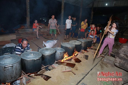 1500 chiếc bánh chưng được làm xong trong 1 ngày đêm và dùng hơn chục chiếc nồi để nấu tại một xưởng gỗ. Đêm nấu bánh cũng là một đêm hội ấn tượng, mọi người đều thức, mệt nhưng mà vui