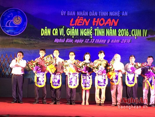 Ban tổ chức trao cờ lưu niệm cho các đoàn tham dự Hội thi