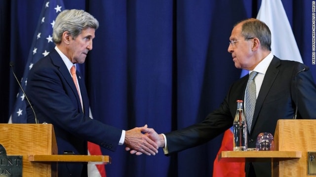 Ngoại trưởng Mỹ John Kerry (trái) và Ngoại trưởng Nga Sergei Lavrov (phải) đã đạt thỏa thuận lịch sử về lệnh ngừng bắn tại Syria vào cuối tuần qua. Ảnh: CNN.