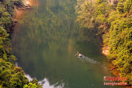 Một đoạn trên dòng sông Giăng. Ảnh: Sách Nguyễn
