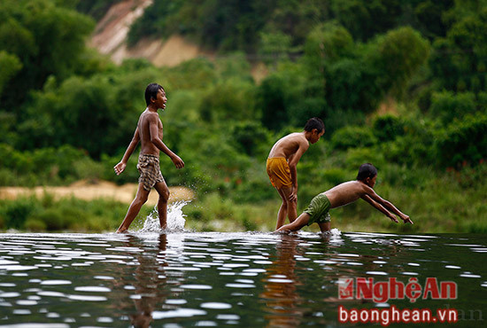 Những đứa trẻ chơi đùa trên sông Giăng.