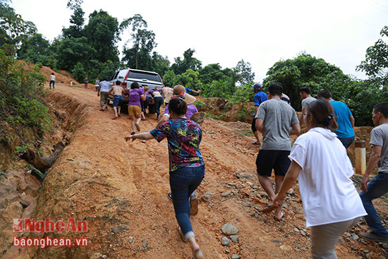 Để vào được các bản vùng sâu vùng xa, nơi bà con Đan Lai sinh sống, đoàn tặng quà phải vượt qua những quãng đường rất vất vả như thế này.