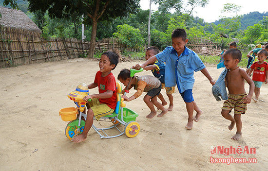 Hình ảnh xúc động về niềm vui giản dị của các em nhỏ Đan Lai.