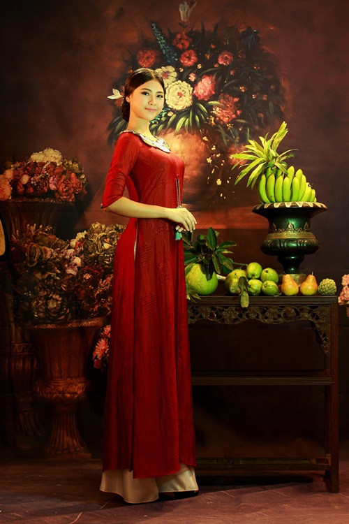 Trong bộ ảnh mới, Đào Thị Hà hóa thân thành thiếu nữ xưa với các thiết kế nằm trong bộ sưu tập Hương sắc Việt của Lan Hương.