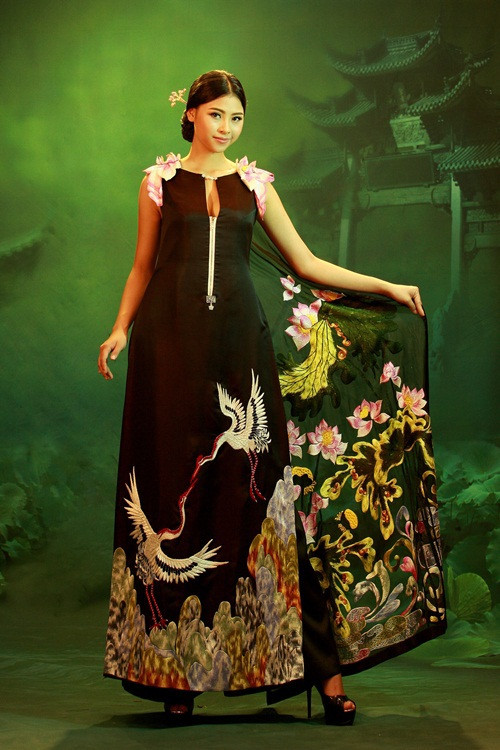 Những thiết kế áo dài của Lan Hương từ trước tới nay đều trung thành với cách thêu thủ công, họa tiết nhấn nhá ở cổ hay phần dưới tà áo. Đôi khi, mẫu thêu hoa được trải dài trên thân áo, tạo thành bức tranh đầy màu sắc.