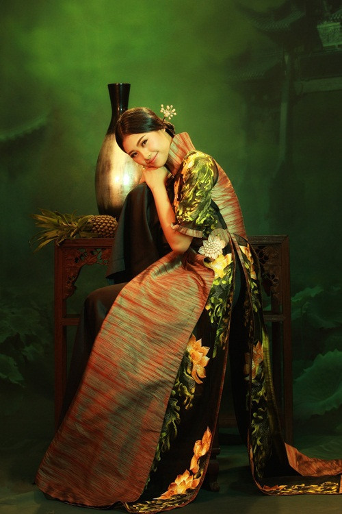 Vẻ nữ tính, thuần Việt của Đào Thị Hà trong một bức hình với áo dài ghép nhiều loại vải, thêu hoa sen.
